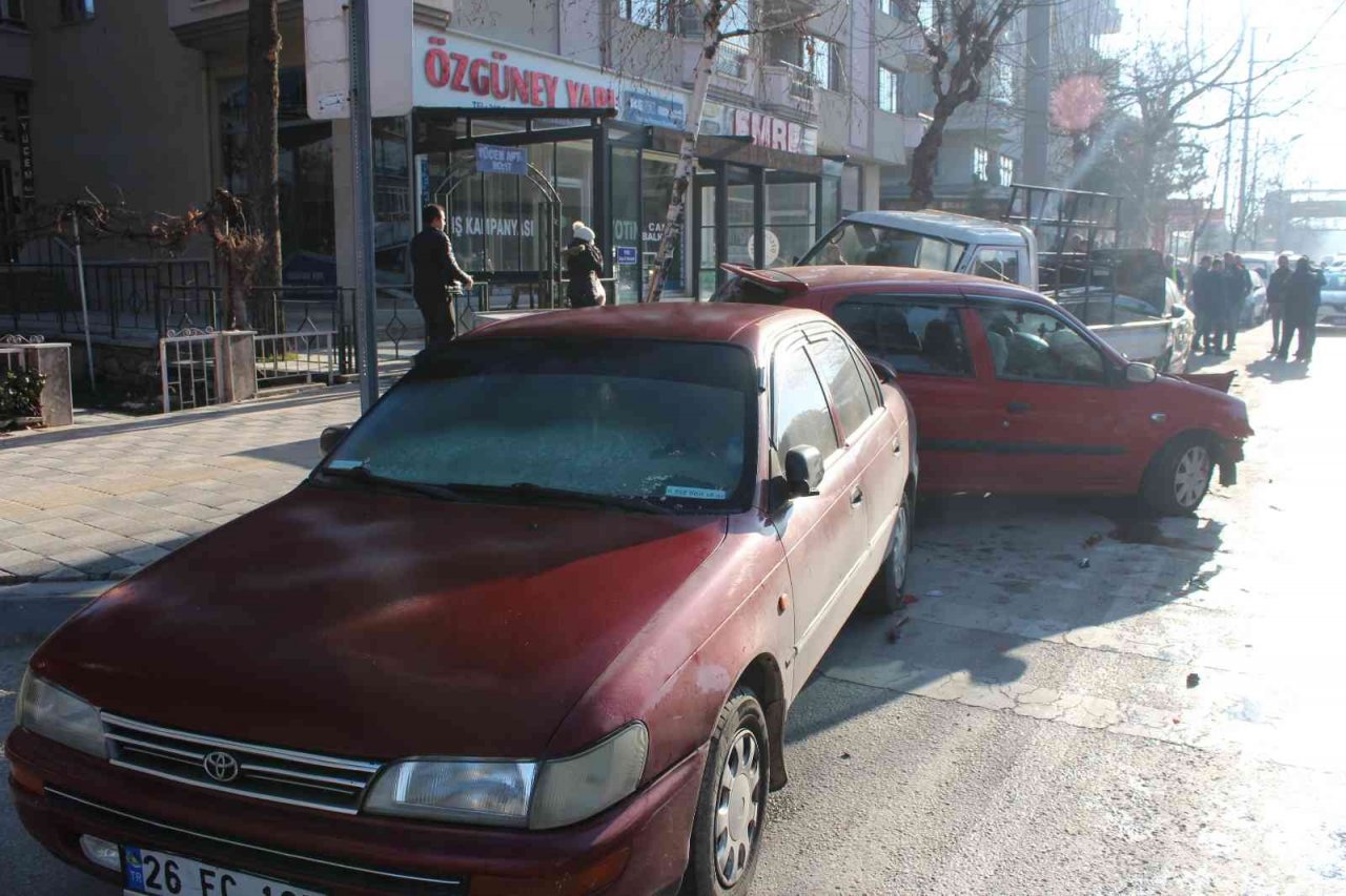 Kontrolden çıkan otomobil park halindeki 3 araca çarparak durabildi