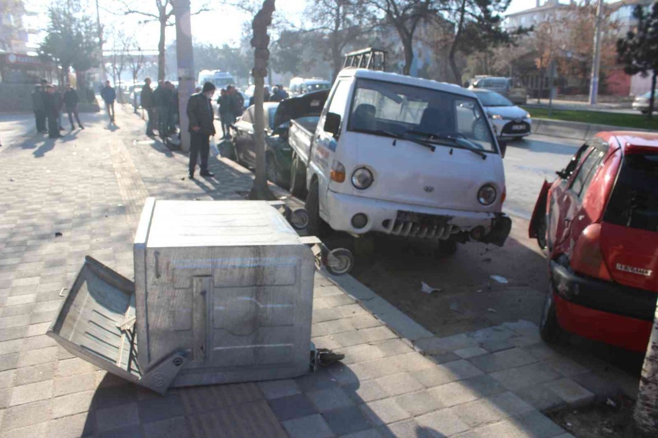 Kontrolden çıkan otomobil park halindeki 3 araca çarparak durabildi