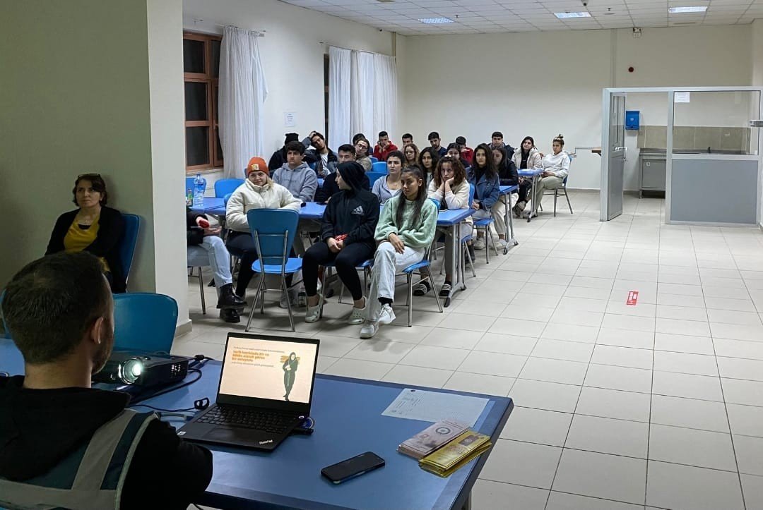 Kadın öğrencilere KADES anlatıldı