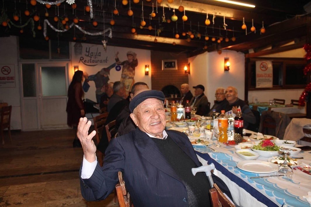 Muğla’da yaşlı çınarlar yemekte bir araya geldi