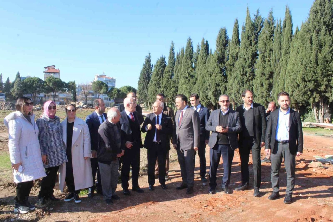 AK Partili Baybatur ve Bilen, yeni hastane ile spor kompleksini inceledi