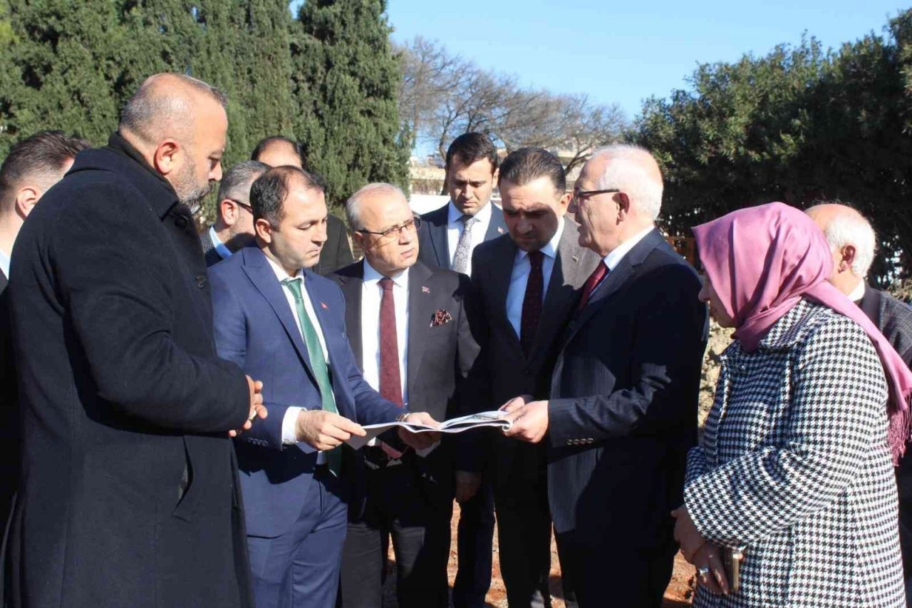 AK Partili Baybatur ve Bilen, yeni hastane ile spor kompleksini inceledi