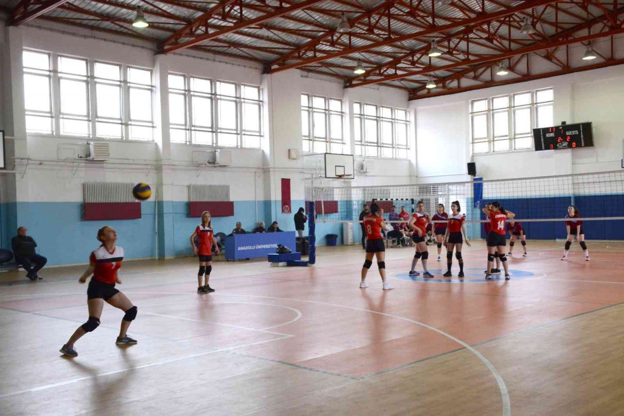 Voleybol turnuvasında yarı finalistler belli oldu