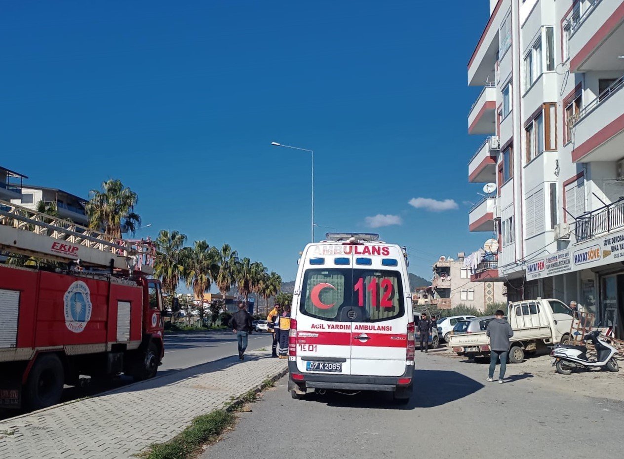 Salondaki elektrik panosunda çıkan yangın korkuttu