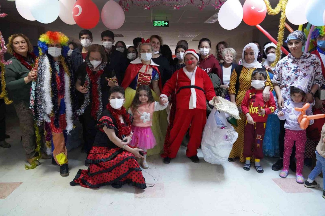 Hastanede tedavi gören çocuklar, eğlenceli anlar yaşadı