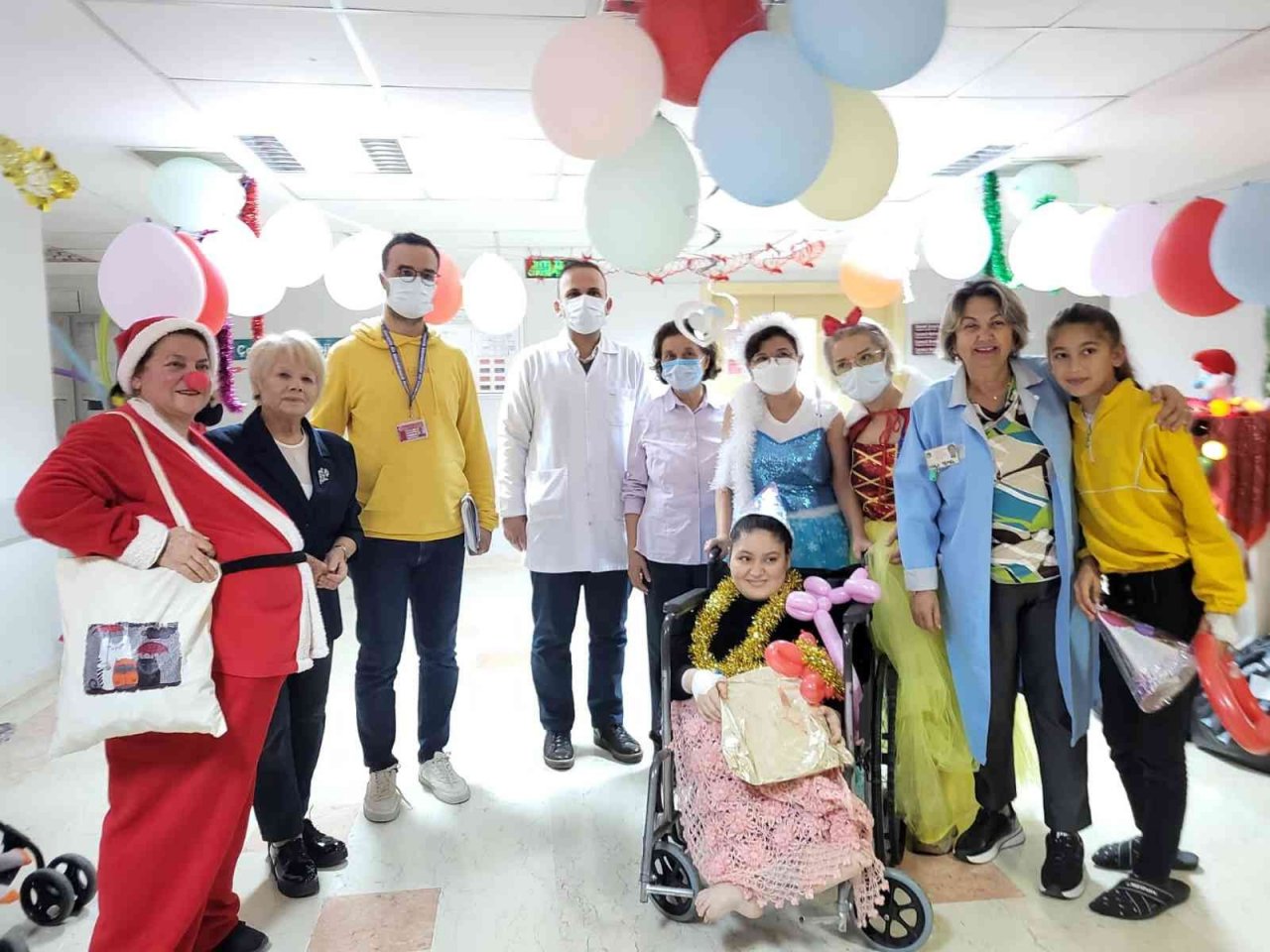 Hastanede tedavi gören çocuklar, eğlenceli anlar yaşadı