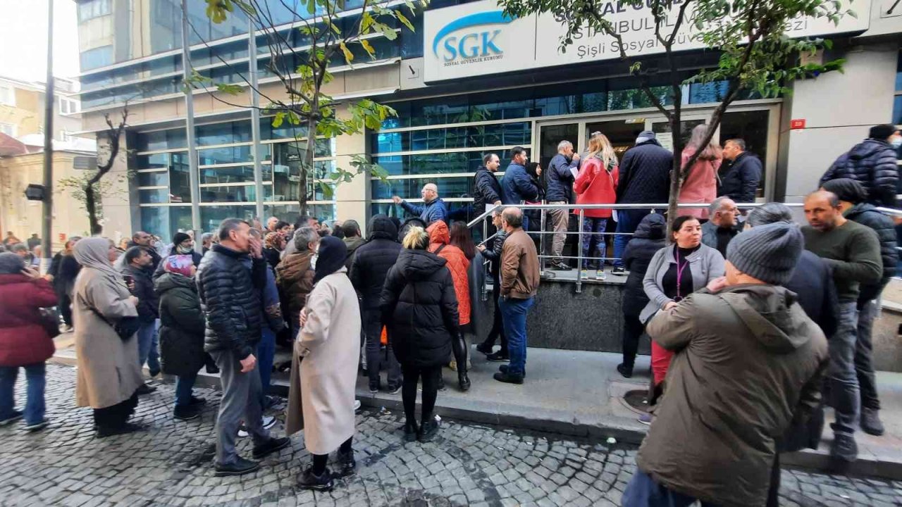 İstanbul’da vatandaşlar SGK önlerinde beklemeye devam ediyor