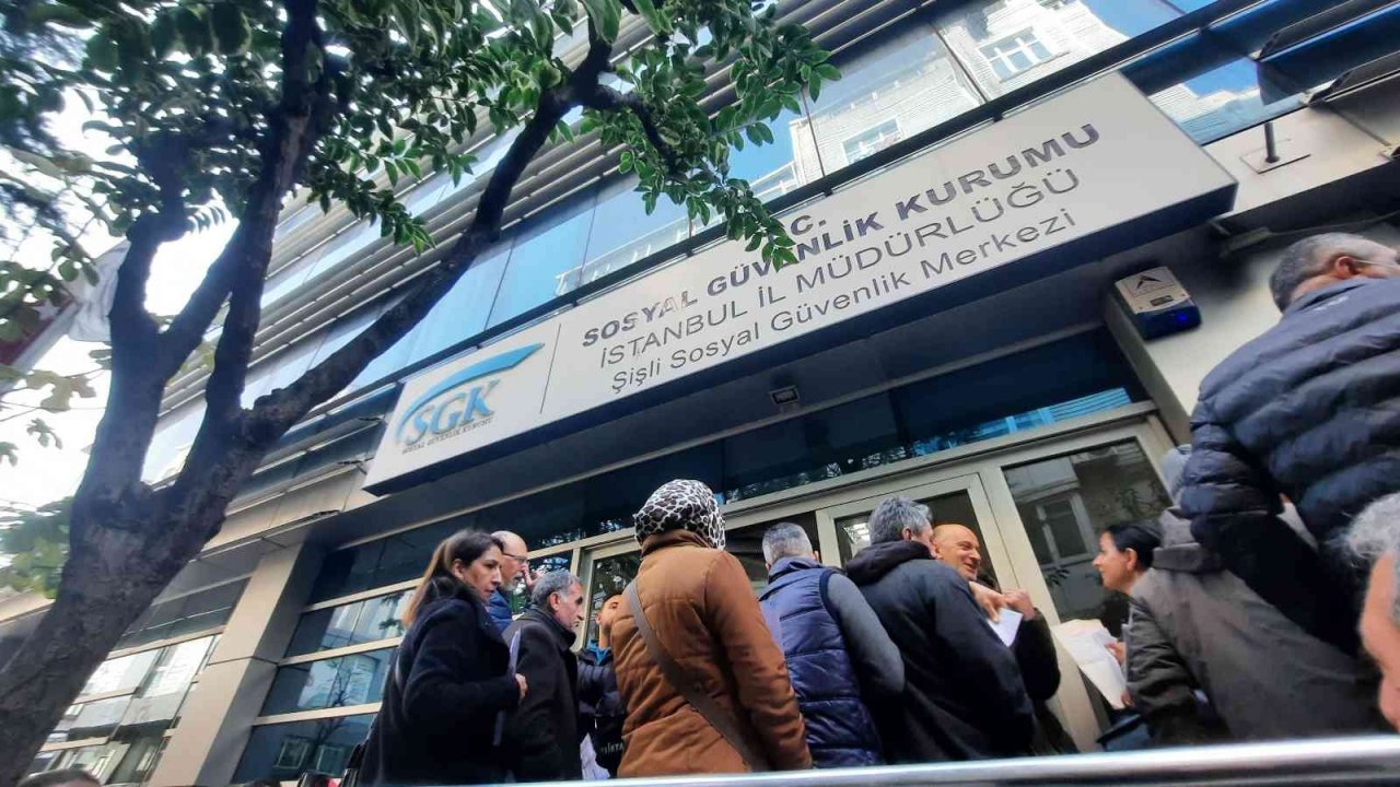 İstanbul’da vatandaşlar SGK önlerinde beklemeye devam ediyor