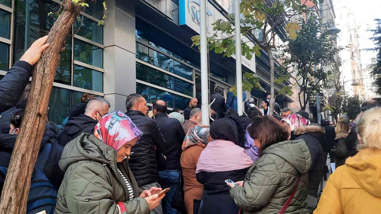 İstanbul’da vatandaşlar SGK önlerinde beklemeye devam ediyor