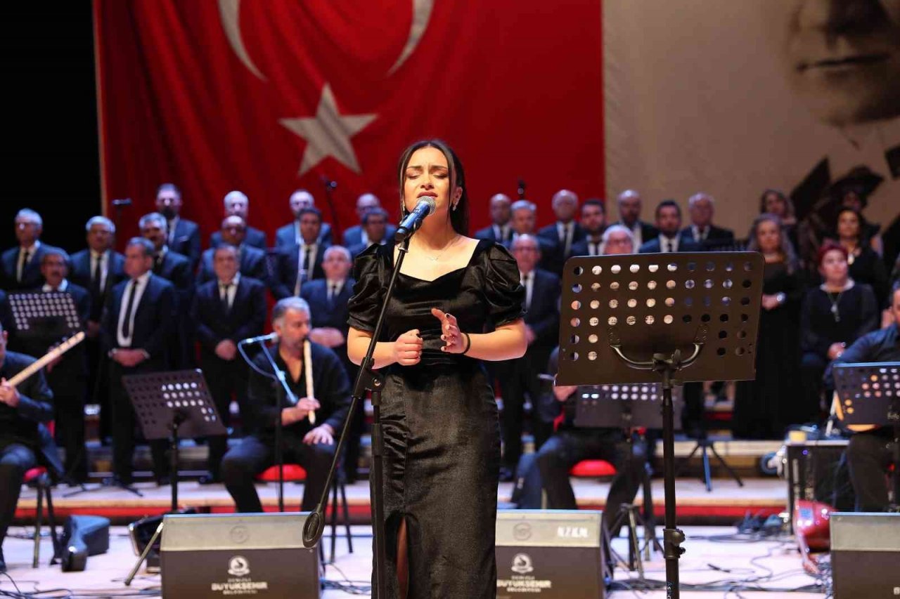 Denizli’de yılın son konserinde gönüller fethedildi