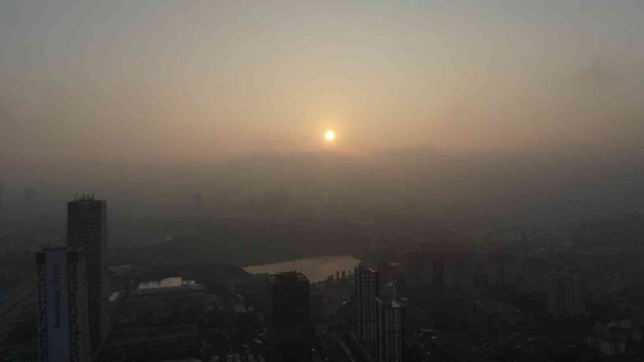 İstanbul’da yoğun sise gün doğumu eşlik etti