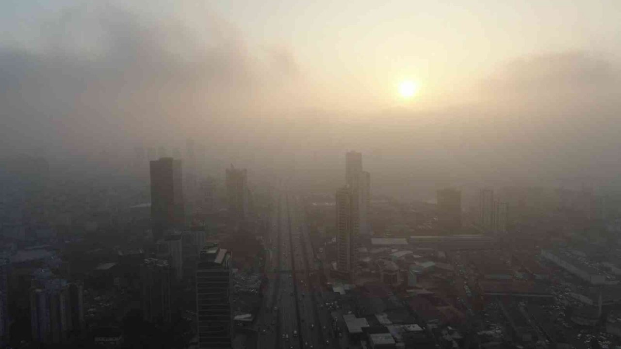İstanbul’da yoğun sise gün doğumu eşlik etti