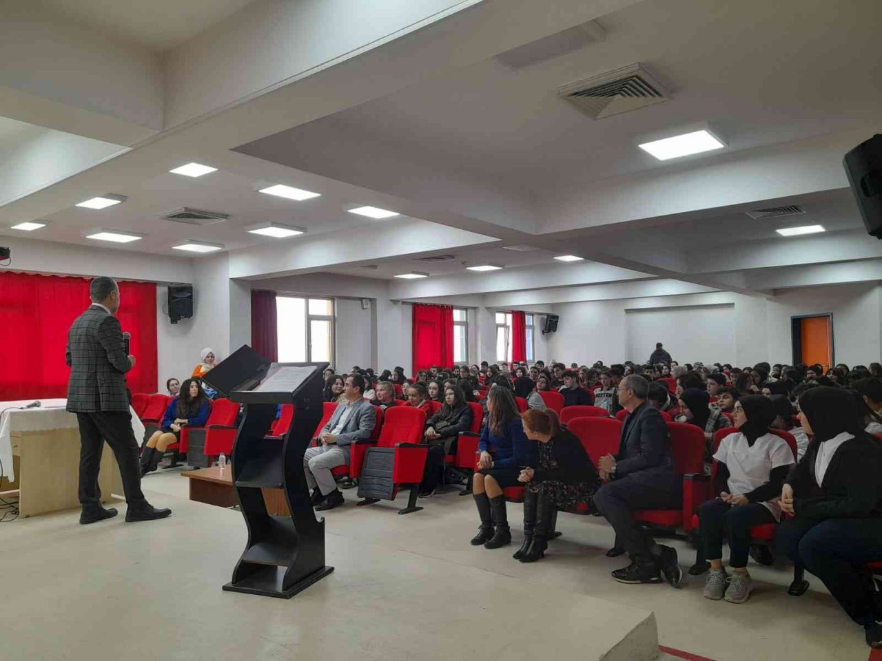 Öğrenciler mesleği erbabından dinledi