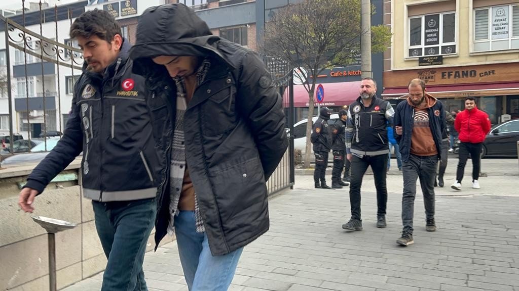 Uyuşturucu madde operasyonunda yakalanan 8 şüpheli adliyeye sevk edildi