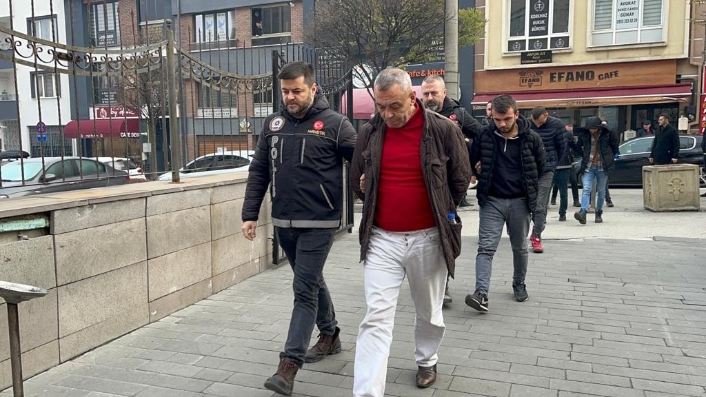 Uyuşturucu madde operasyonunda yakalanan 8 şüpheli adliyeye sevk edildi
