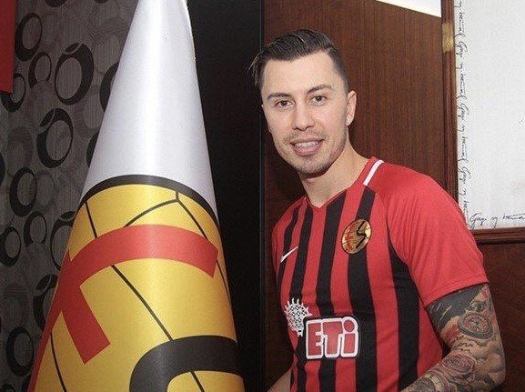 Emre Güral Eskişehirspor’un transfer yasağının kalkması için imza verdi