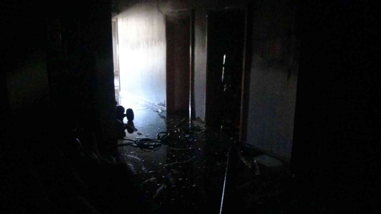 Alev ve dumanlar arasında kalan 7 kişiyi ekipler kurtardı