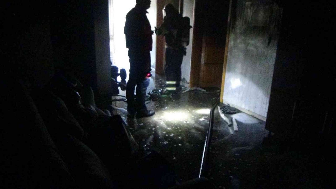 Alev ve dumanlar arasında kalan 7 kişiyi ekipler kurtardı