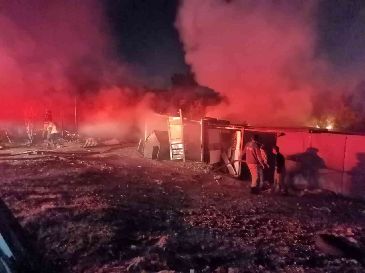 İzmir’de alevler geceyi aydınlattı: Barakalar yangında kullanılamaz hale geldi