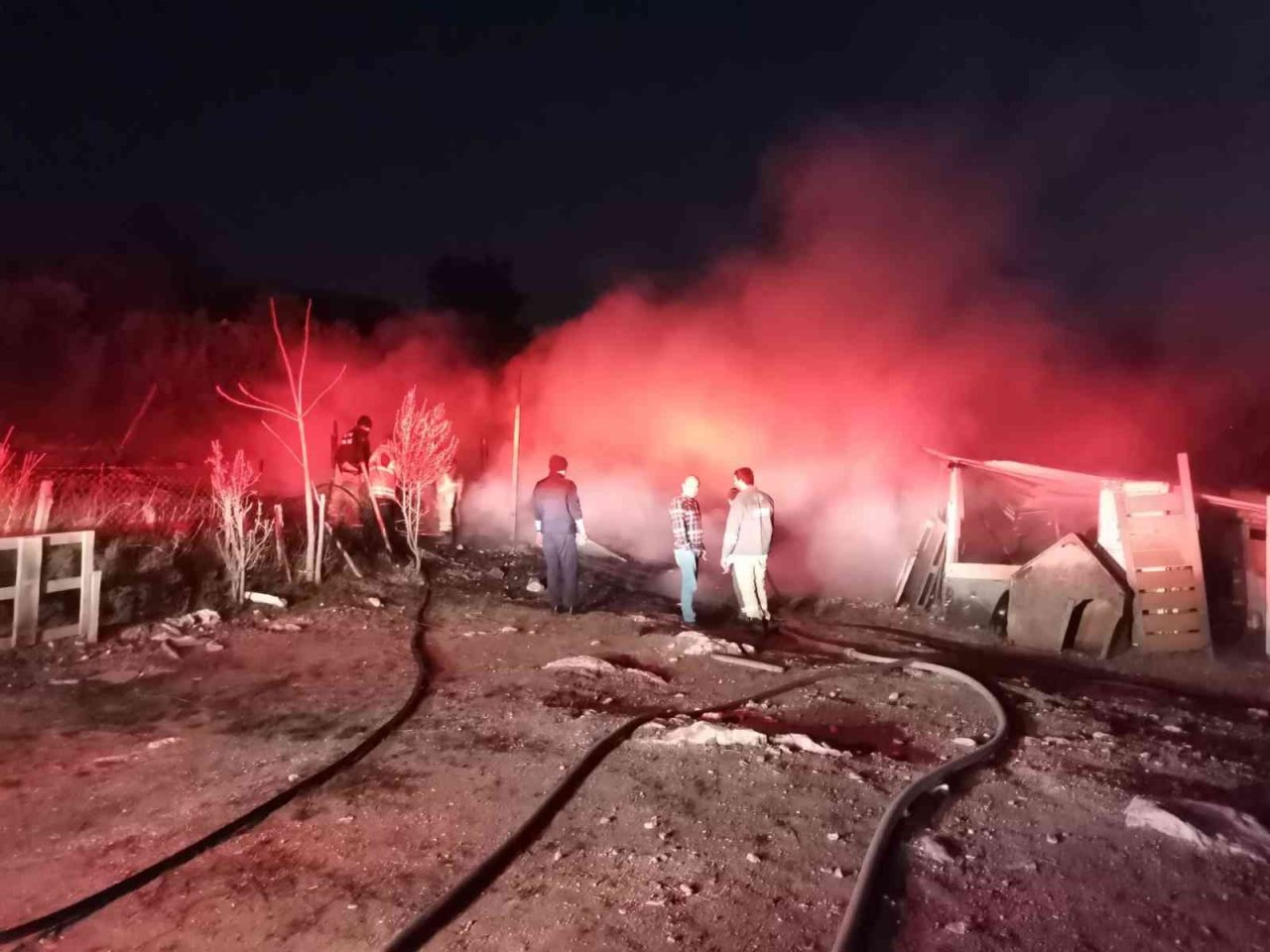 İzmir’de alevler geceyi aydınlattı: Barakalar yangında kullanılamaz hale geldi