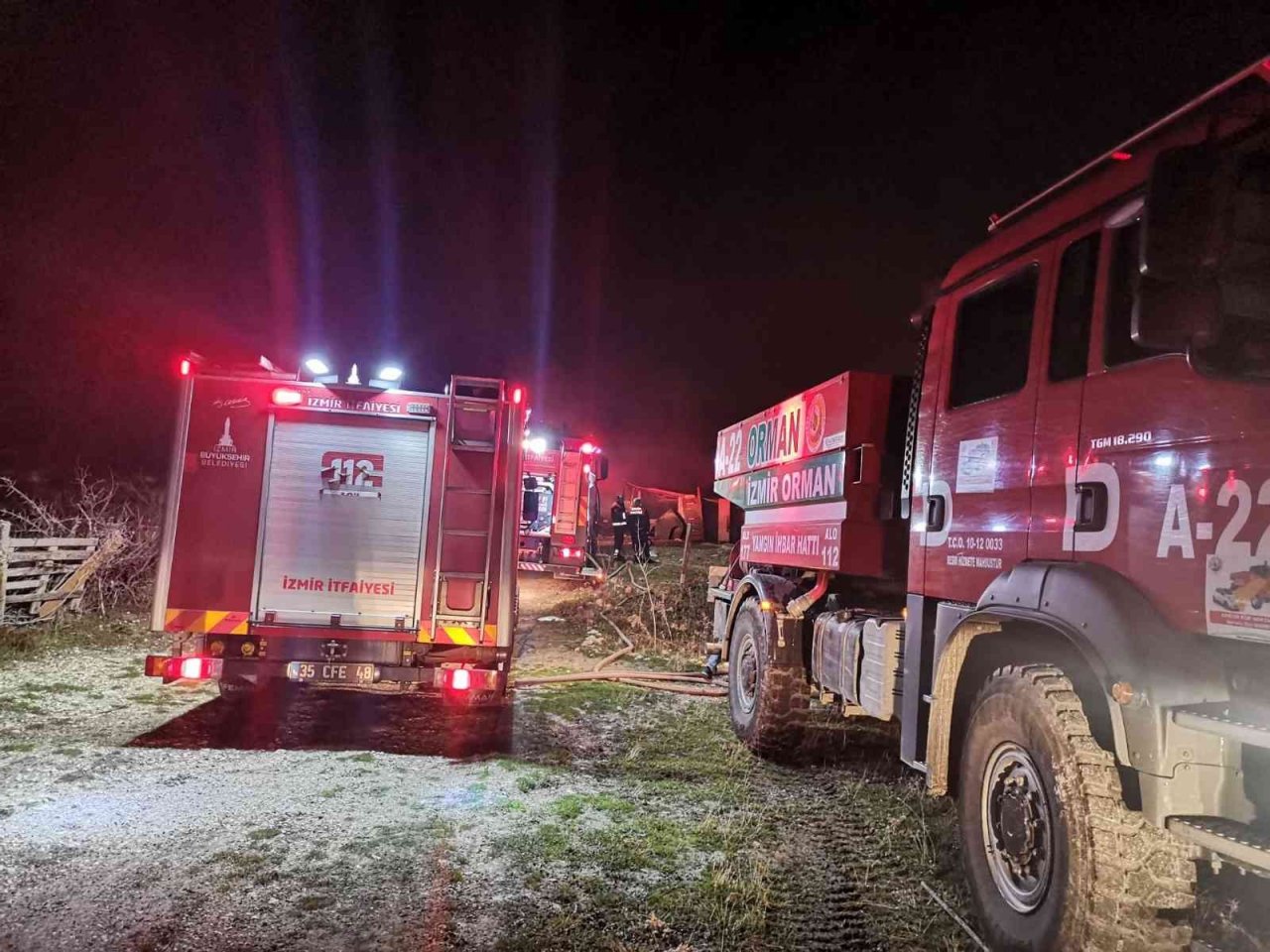 İzmir’de alevler geceyi aydınlattı: Barakalar yangında kullanılamaz hale geldi