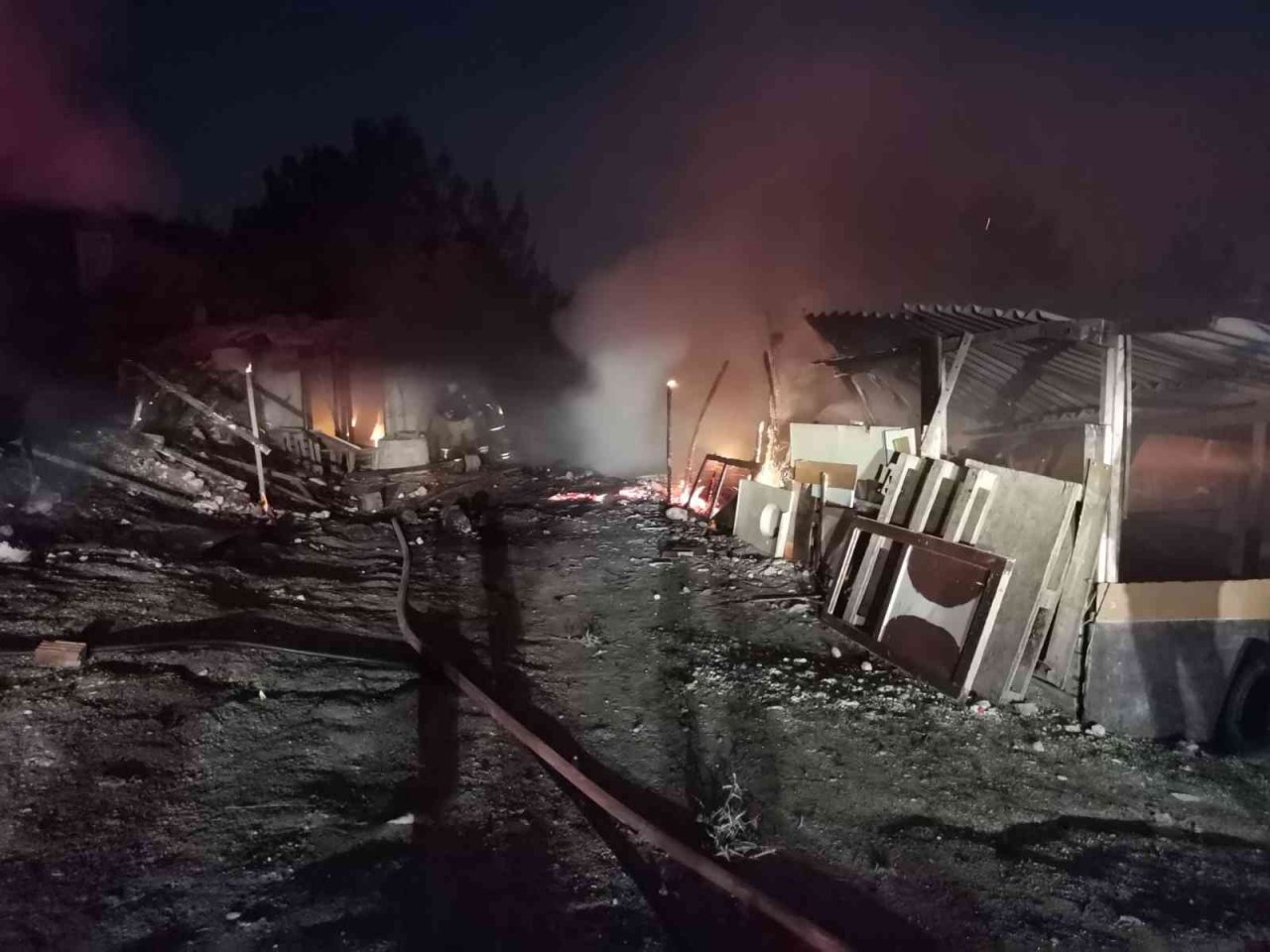 İzmir’de alevler geceyi aydınlattı: Barakalar yangında kullanılamaz hale geldi