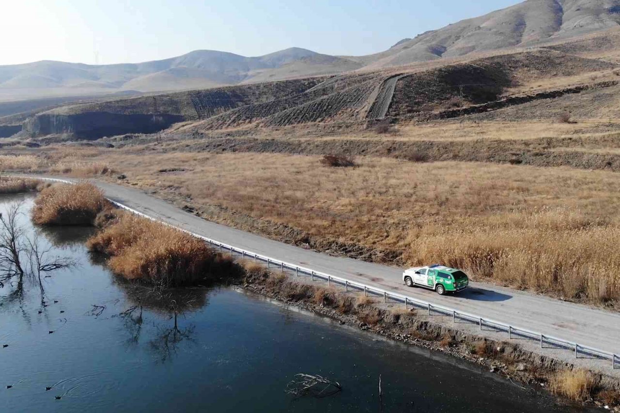 Jandarma ekipleri, sokak hayvanları için kulübe yaptı