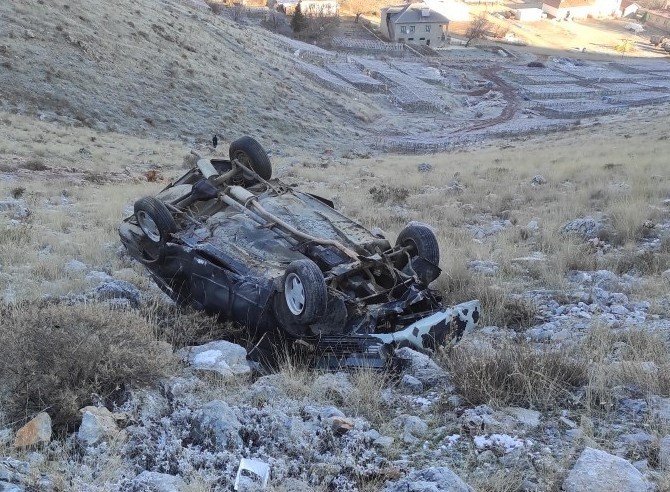 Otomobil şarampole yuvarlandı: 3 yaralı