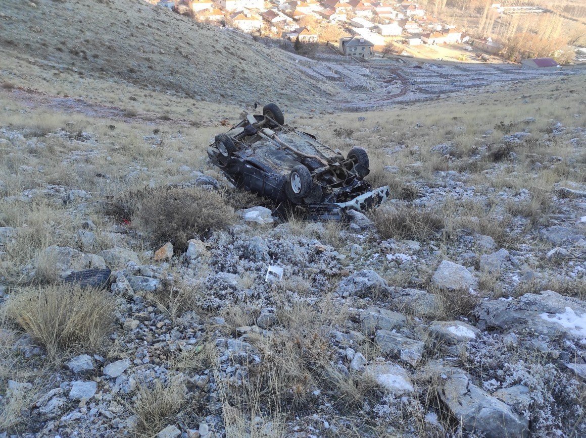 Otomobil şarampole yuvarlandı: 3 yaralı