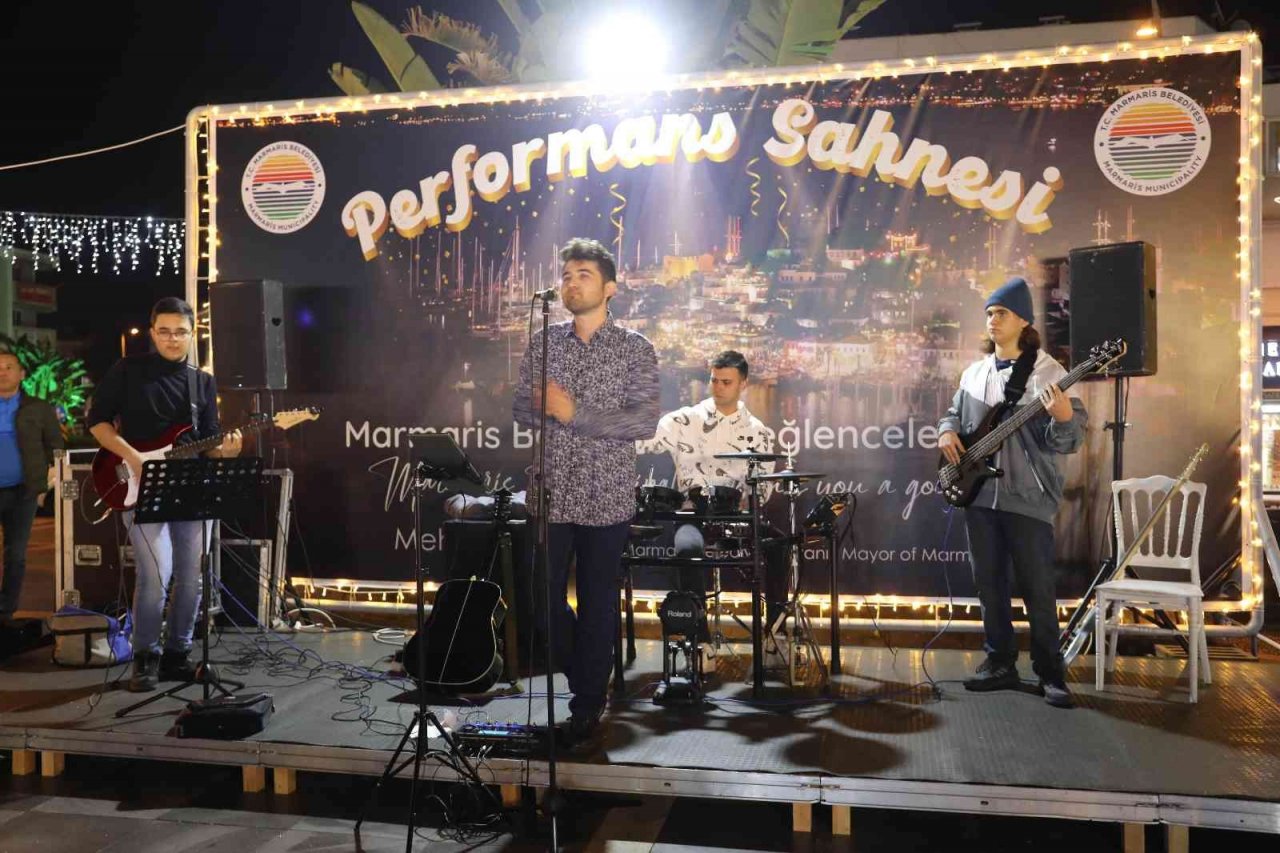 Marmaris yeni yılı coşkuyla karşılıyor