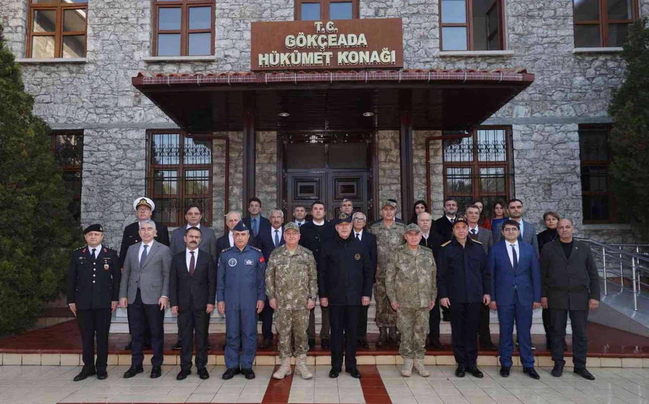 Milli Savunma Bakanı Akar ve komuta kademesinden Gökçeada’ya ziyaret