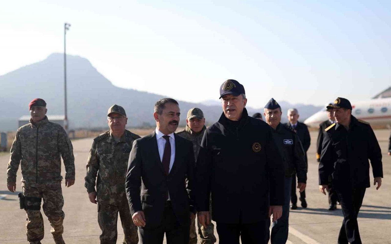 Milli Savunma Bakanı Akar ve komuta kademesinden Gökçeada’ya ziyaret