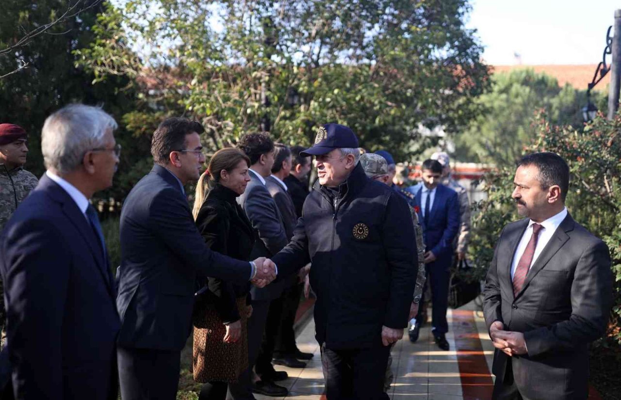 Milli Savunma Bakanı Akar ve komuta kademesinden Gökçeada’ya ziyaret