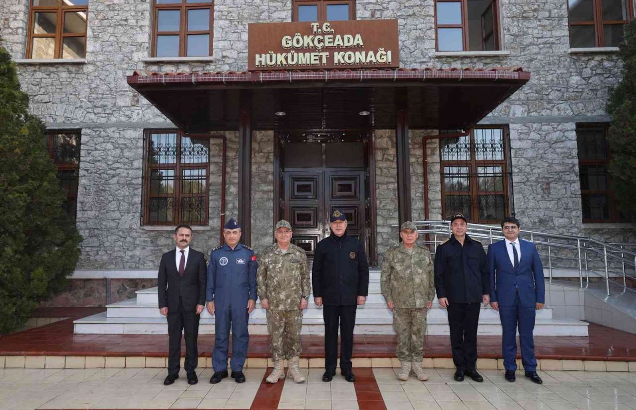 Milli Savunma Bakanı Akar ve komuta kademesinden Gökçeada’ya ziyaret