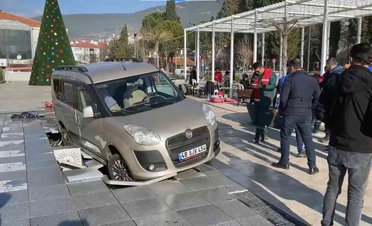 Araç su fıskiye alanını çökertti, mahsur kaldı