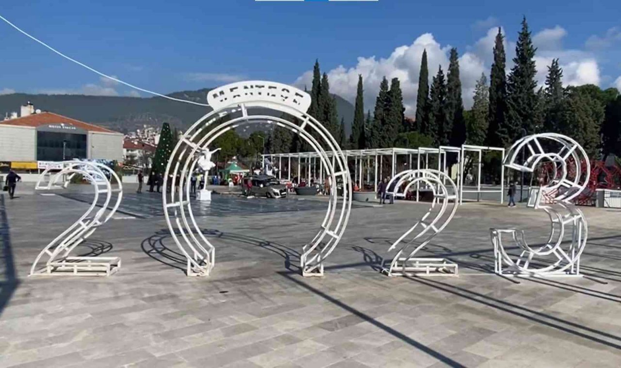 Araç su fıskiye alanını çökertti, mahsur kaldı