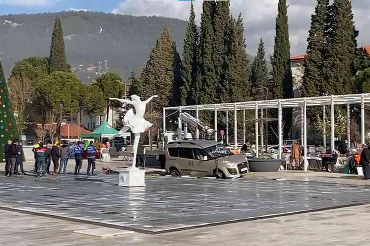 Araç su fıskiye alanını çökertti, mahsur kaldı