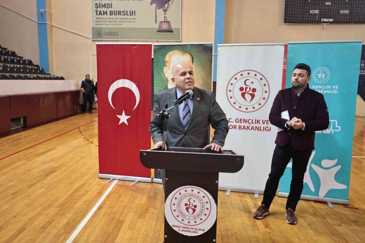 Denizli’de 194 kadın ve 200 erkek bilek güreşinde yarışıyor