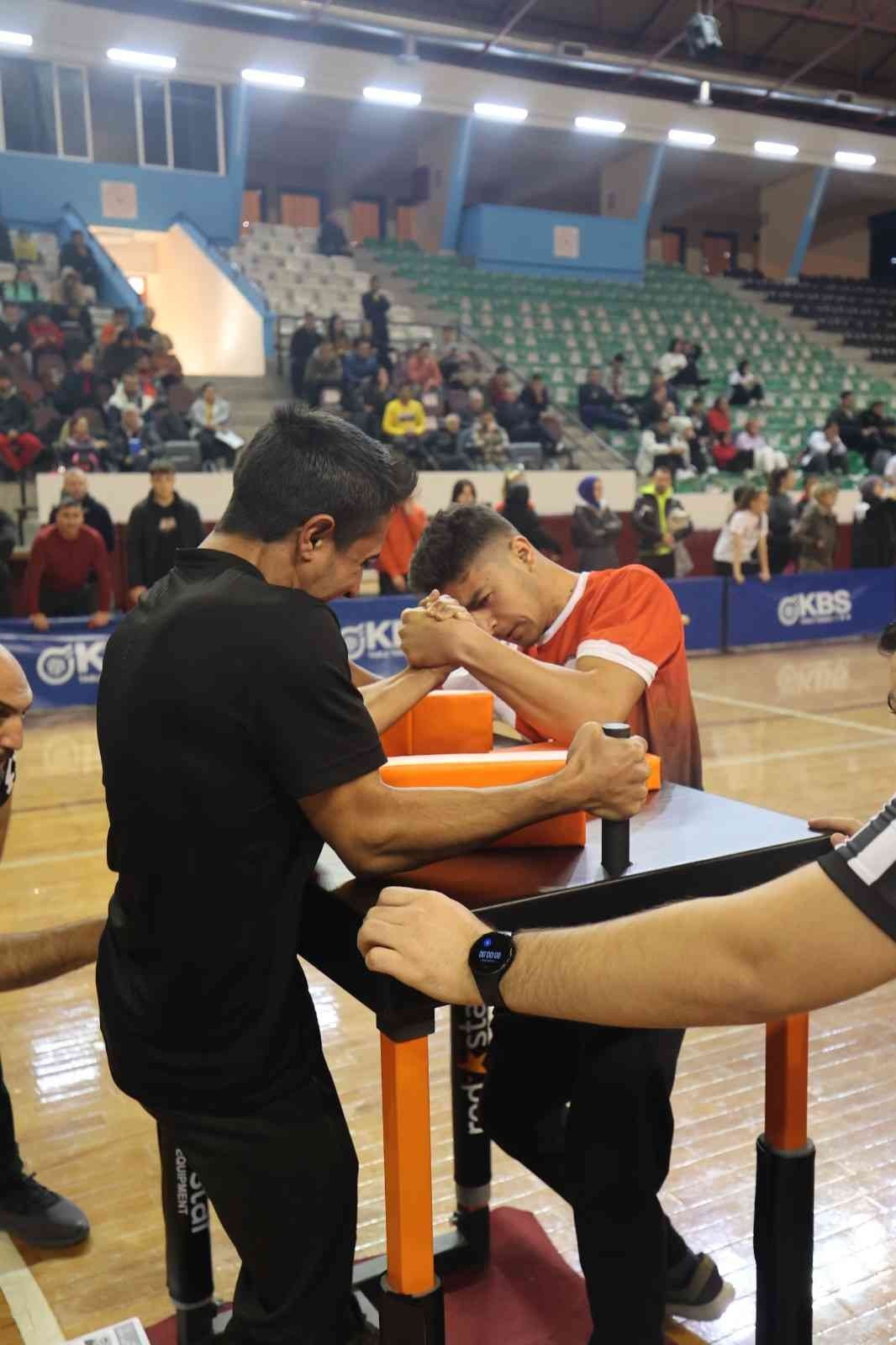 Denizli’de 194 kadın ve 200 erkek bilek güreşinde yarışıyor