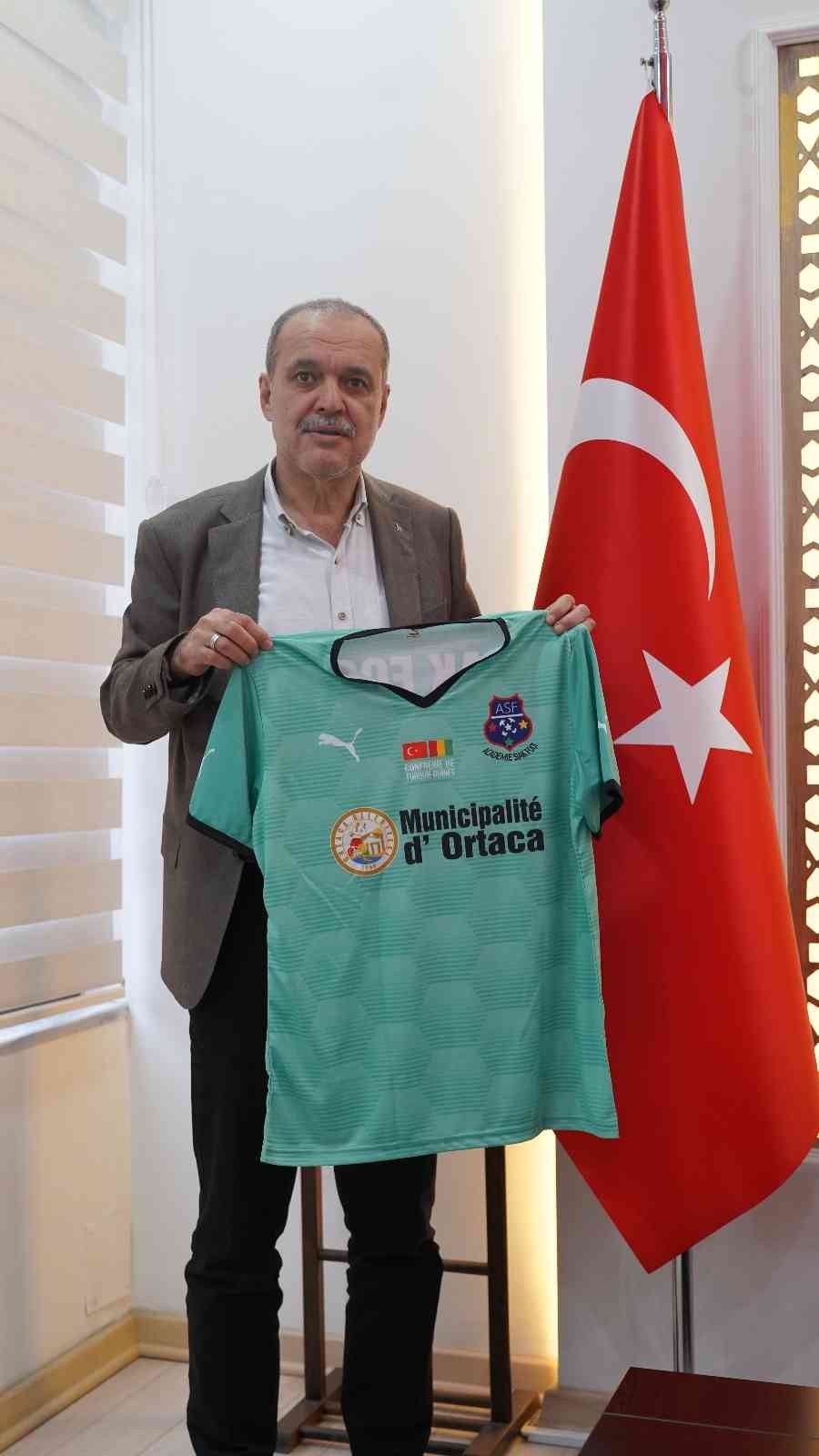 Ortaca Belediye Başkanı Uzundemir’den Afrikalı futbolculara forma hediyesi