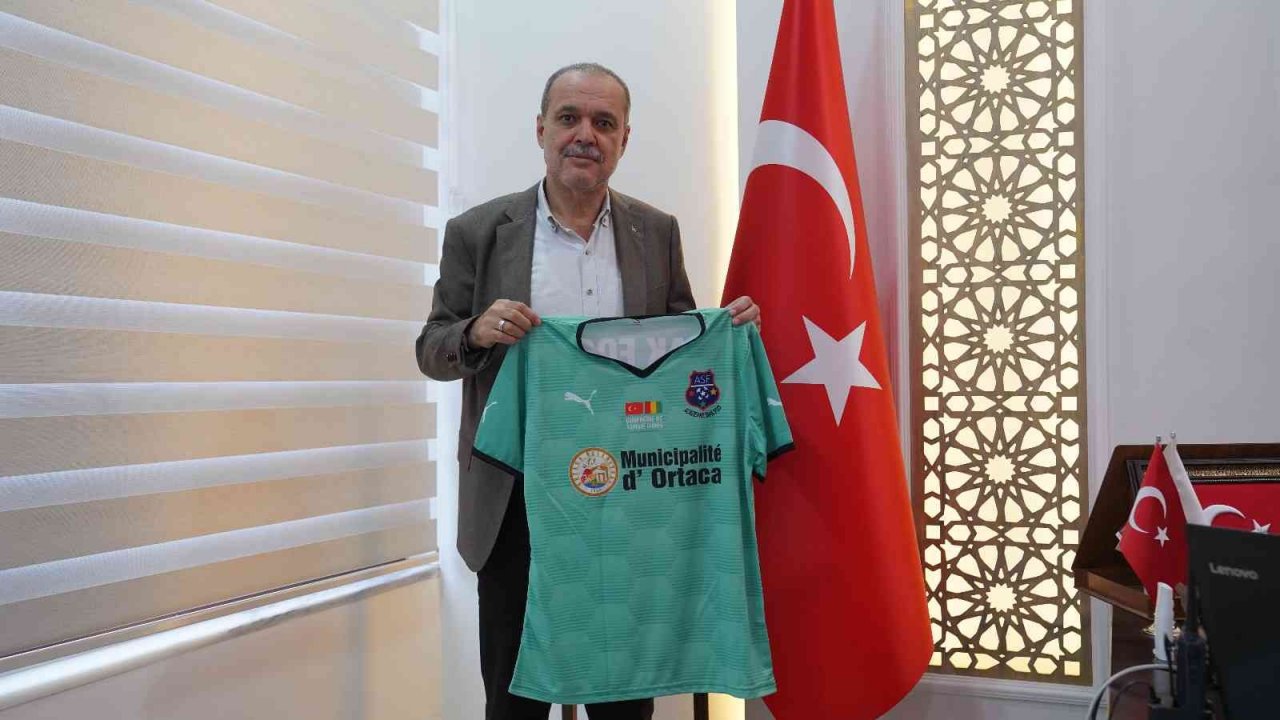 Ortaca Belediye Başkanı Uzundemir’den Afrikalı futbolculara forma hediyesi