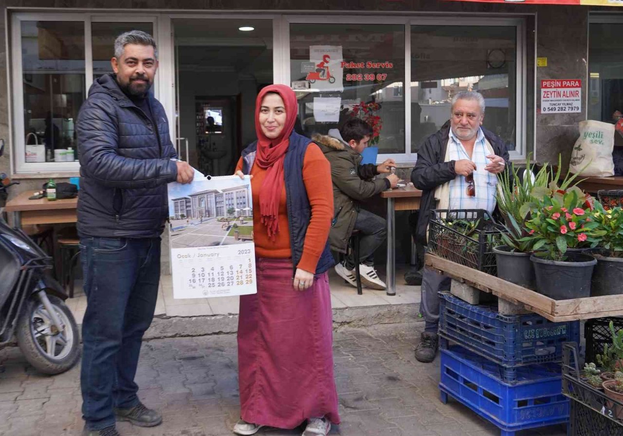 Ortaca Belediyesinin yeni yıl takvimleri dağıtılıyor
