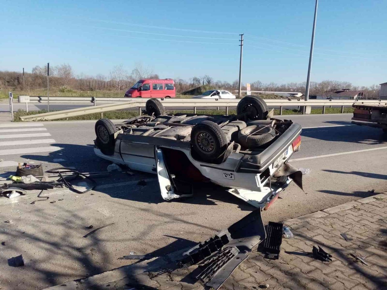 Otomobil takla attı: 2 yaralı