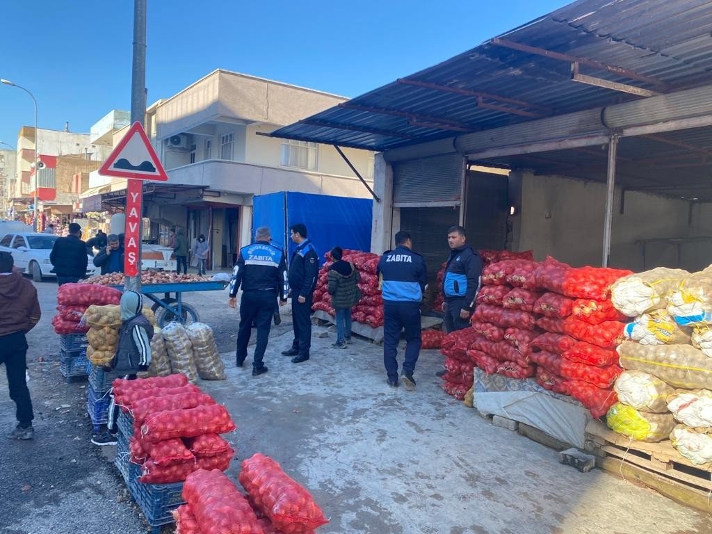 Zabıta 1 ton küflenmiş patates ele geçirdi