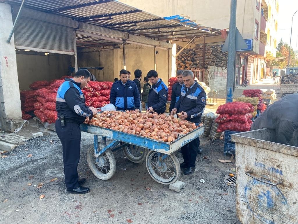 Zabıta 1 ton küflenmiş patates ele geçirdi