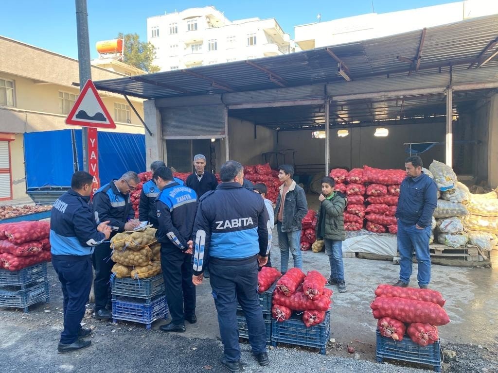 Zabıta 1 ton küflenmiş patates ele geçirdi