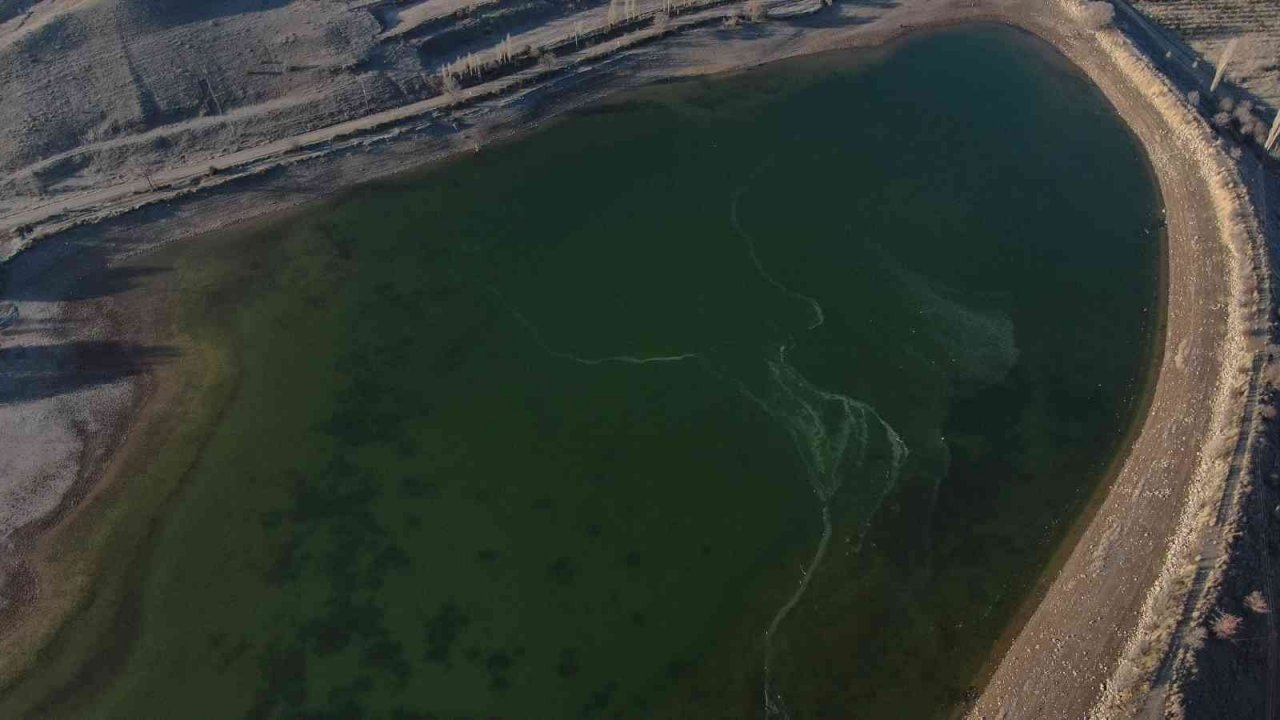 Termometreler eksi 7 dereceyi gösterdi, gölün yüzeyi kısmen buz tuttu