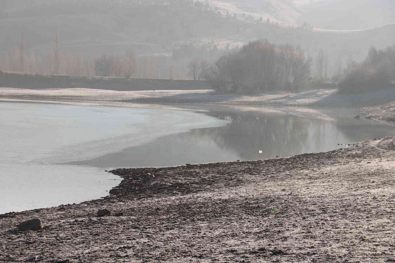 Termometreler eksi 7 dereceyi gösterdi, gölün yüzeyi kısmen buz tuttu