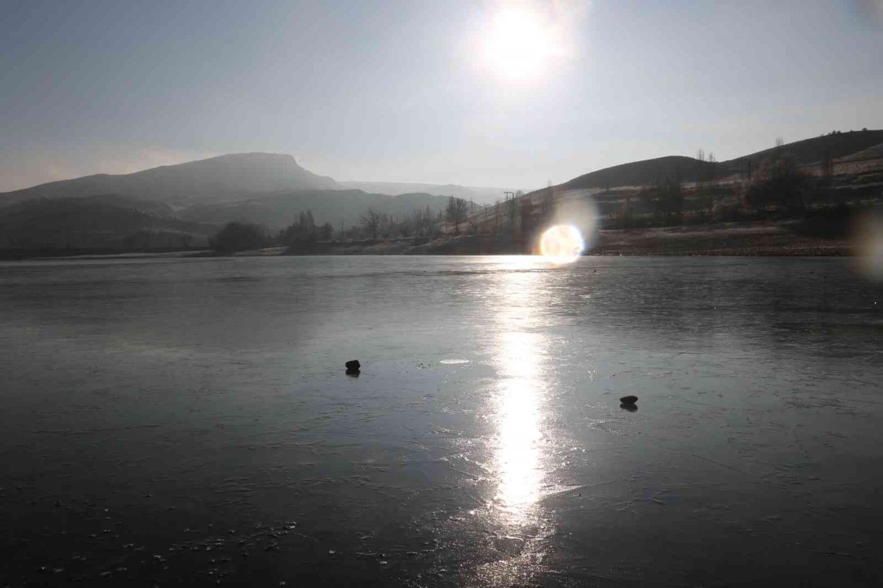 Termometreler eksi 7 dereceyi gösterdi, gölün yüzeyi kısmen buz tuttu