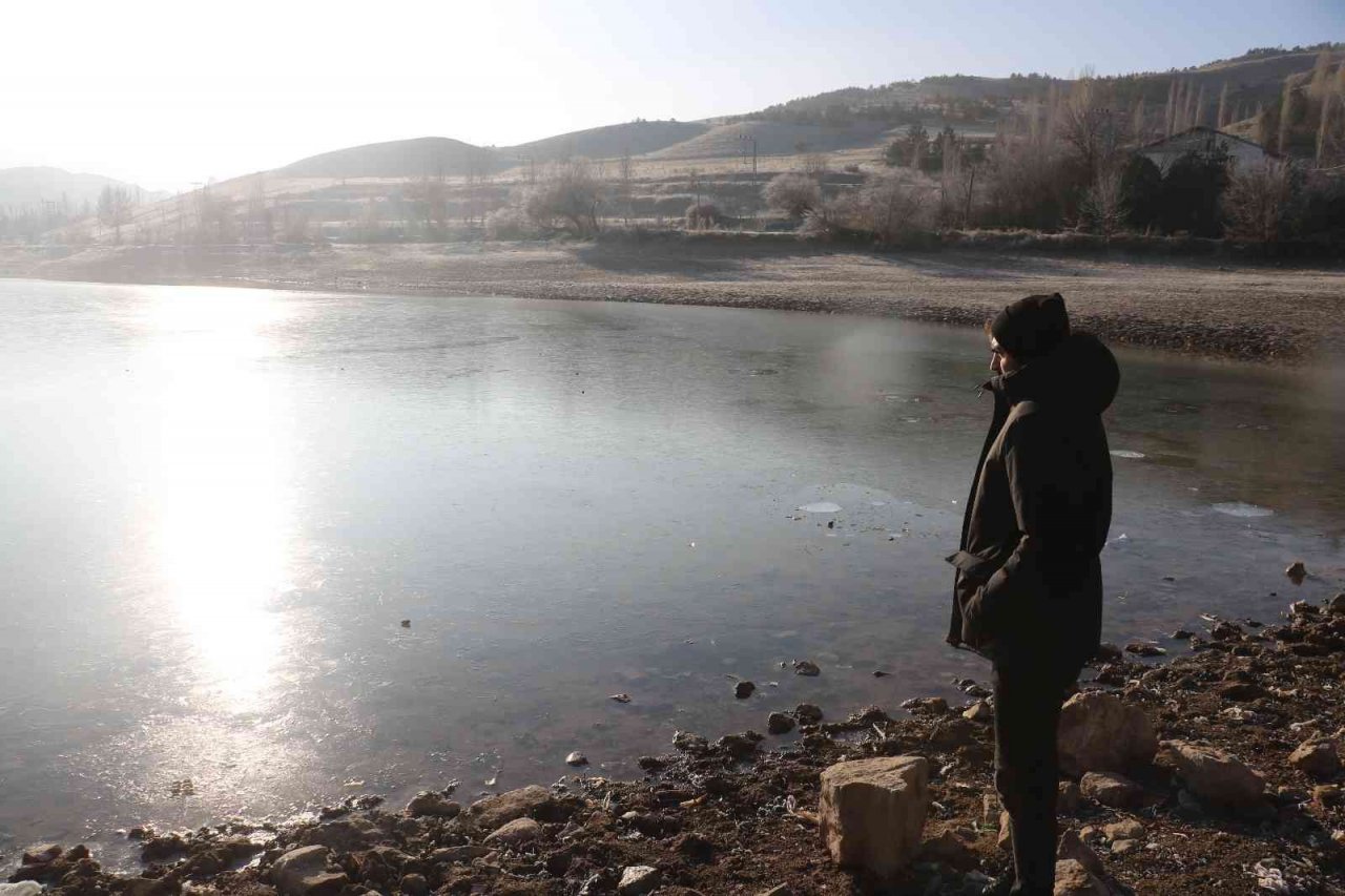 Termometreler eksi 7 dereceyi gösterdi, gölün yüzeyi kısmen buz tuttu